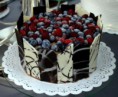 Torta de frutos silvestre con chocolate